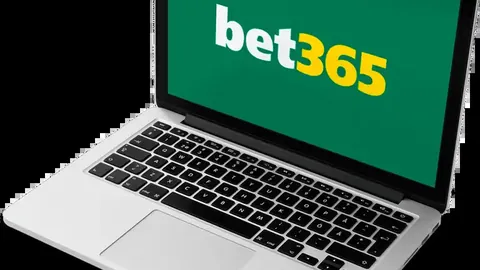 “本泽马梅开二度维尼修斯建功，皇马3-0完胜阿拉维斯，西甲第25轮战罢精彩纷呈”