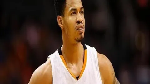 新疆队皮特森、齐麟双星闪耀，合力拿下41分14板，轻松战胜深圳，迎来赛季六连胜！